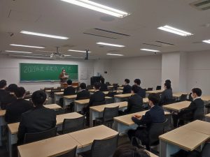 修士課程修了生への学科での祝辞風景