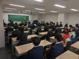 学士課程卒業生への学科での祝辞風景