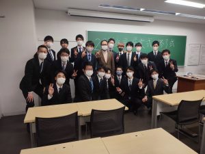 修士課程修了生への学科での集合写真